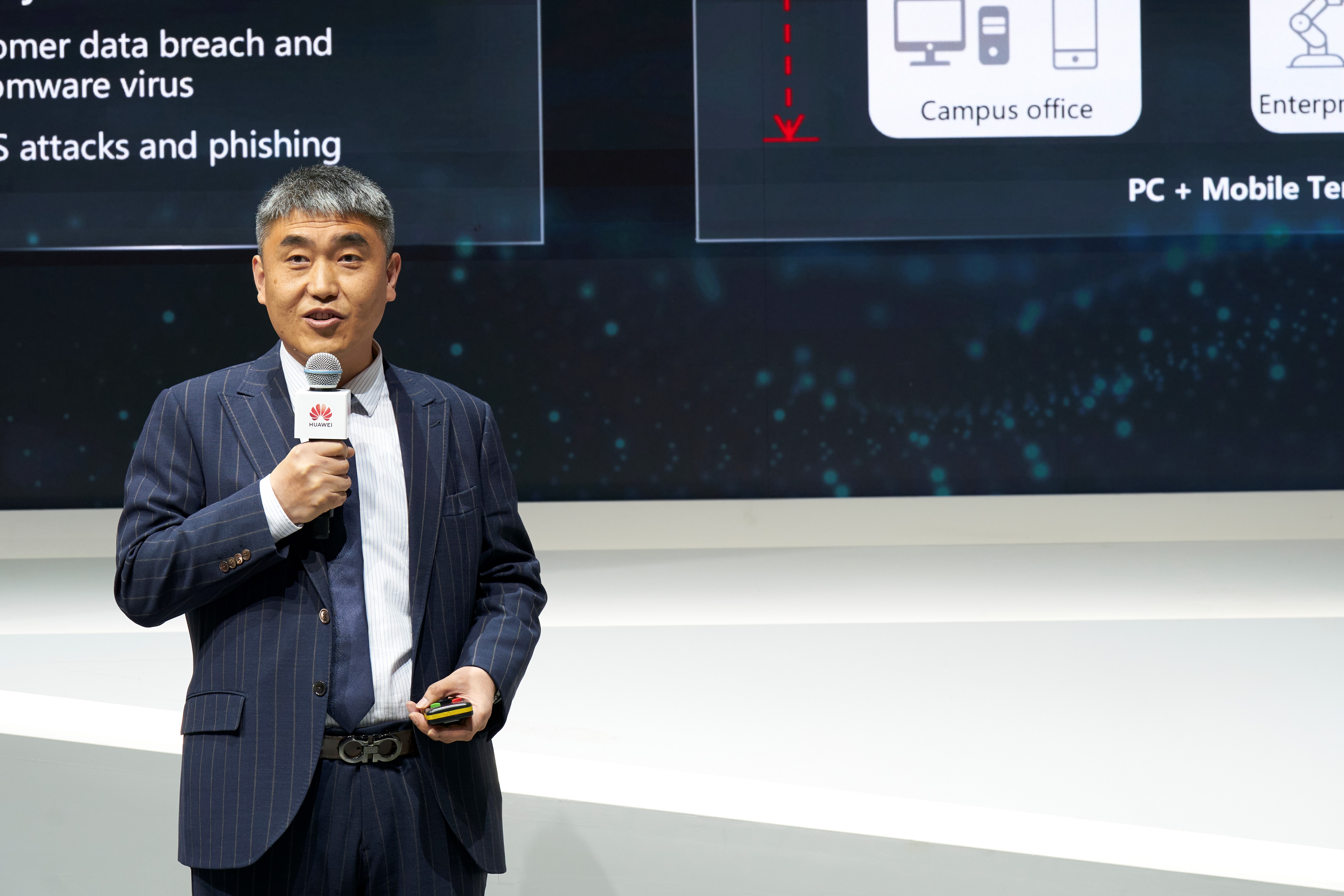 Mr. Garry Geng, Director of Huawei Enterprise Network Integration Service, gave the presentation of the solution